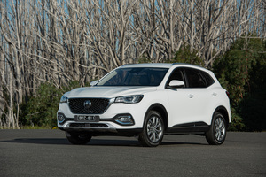 El MG HS ahora tiene un motor de gasolina a un precio tentador